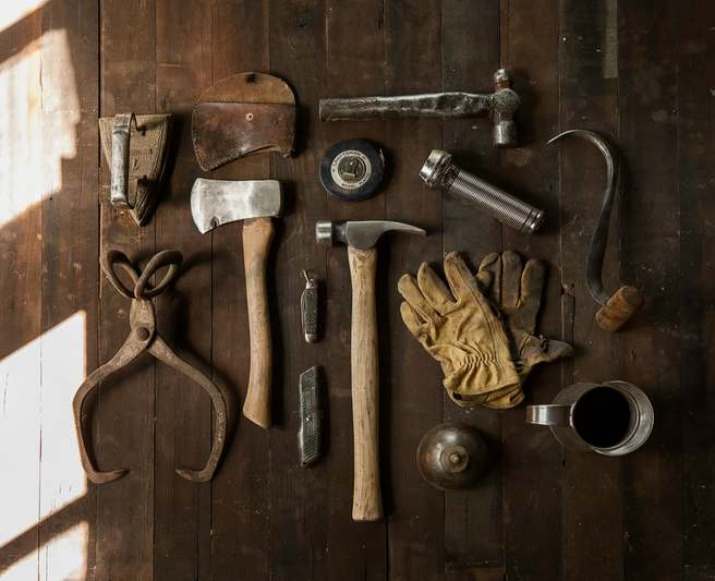 Collection of top-rated weeding tools on a wooden garden table